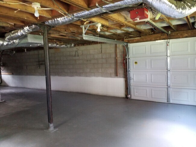 Building Photo - HANES MALL AREA!