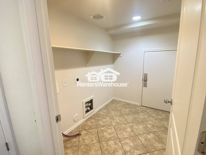 Building Photo - 2036 W Quick Draw Way