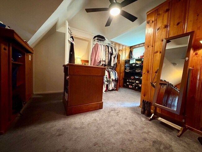 Building Photo - Stunning 4-Bed/2-Bath Home in the heart of Lansdowne! Available First Week of September!