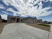 Building Photo - 4 Bedroom in Villa Chaparral!