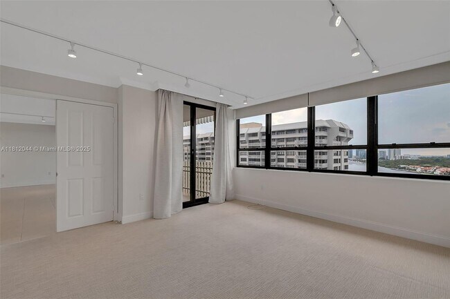 Building Photo - 3 Grove Isle Dr