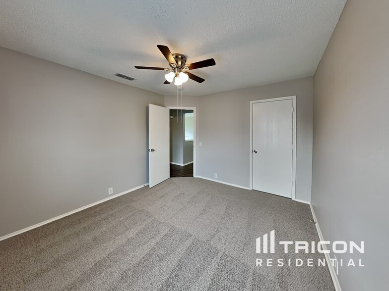 Building Photo - 5320 Tennis Villa Dr