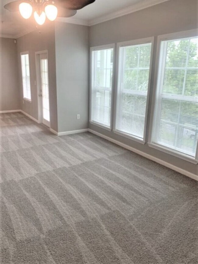 Building Photo - 2 Bedroom + Den and 1 Car Garage, Pet frie...