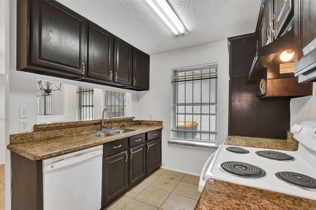 Building Photo - 17807 Glenmark Dr