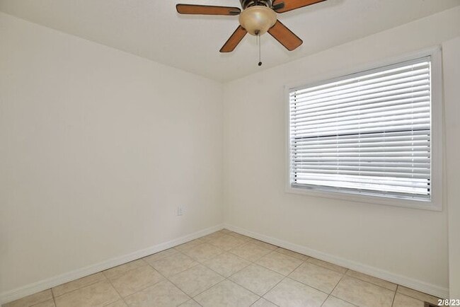 Building Photo - Cozy 2/1 Spacious Duplex Near East Lake To...