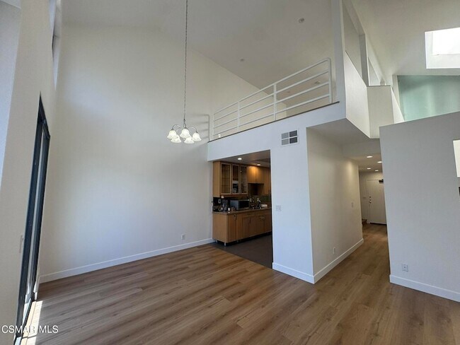 Building Photo - 13331 Moorpark St