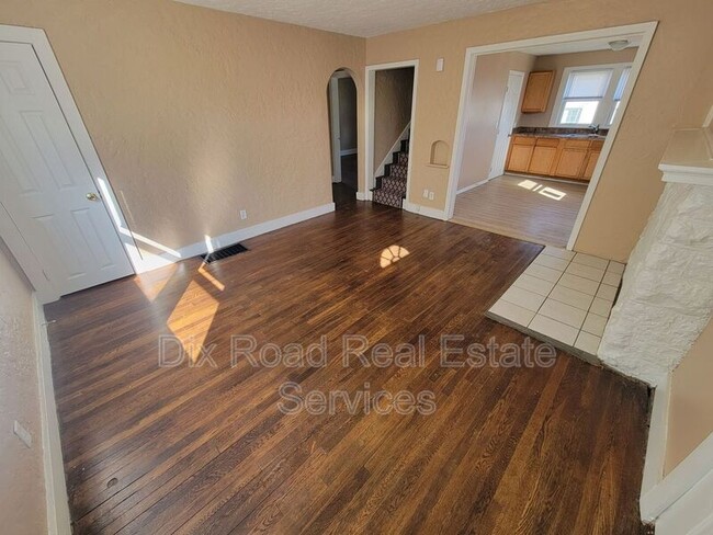 Building Photo - 109 N Decker Ave