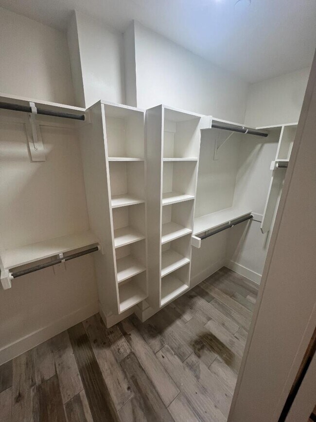 Building Photo - 1100 Peters St