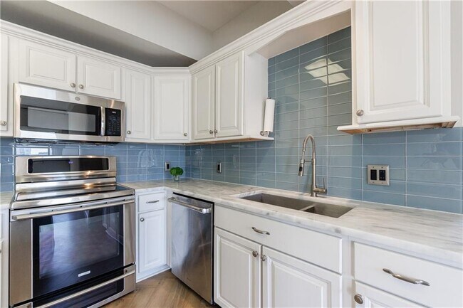 Building Photo - 2161 Peachtree Rd NE