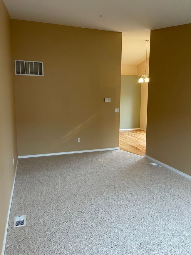 Building Photo - Spacious 2-Bedroom, 2-bathroom Townhome in...