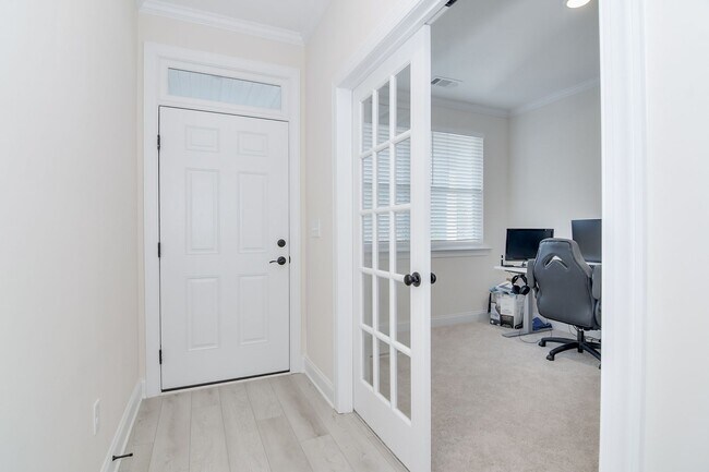 Building Photo - 3 Bedroom 2 Bathroom Ranch