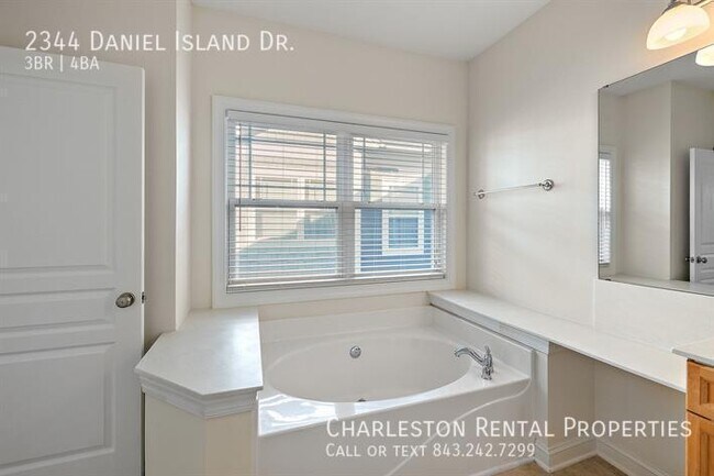 Building Photo - 2344 Daniel Island Dr