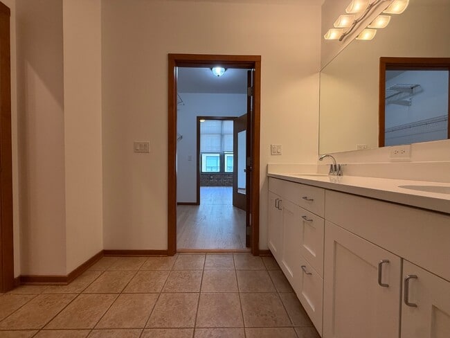 Building Photo - Gorgeous 1 Bedroom +Lofted Den Apartment in Avondale - Laundry In Unit!