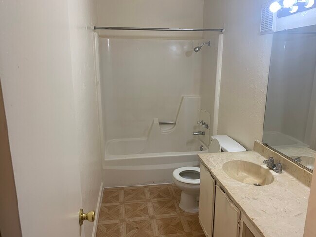 Building Photo - 4811 S Jackson Ave