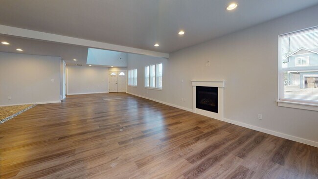 Building Photo - Large & Luxurious 3 Bedroom Available Near...