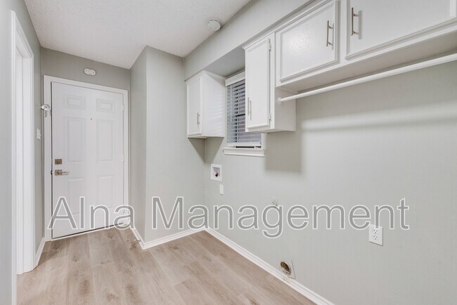 Building Photo - 1005 Canadian Cir