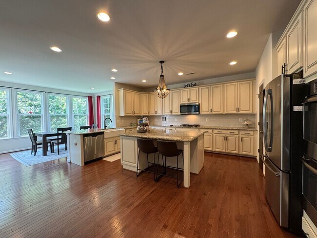 Building Photo - Amazing 6 Bed 5 Bath Single Family Home Wi...