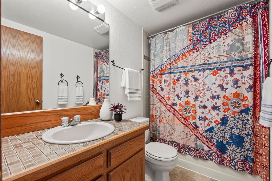 Bathroom (shared) - 501 Manhattan Dr