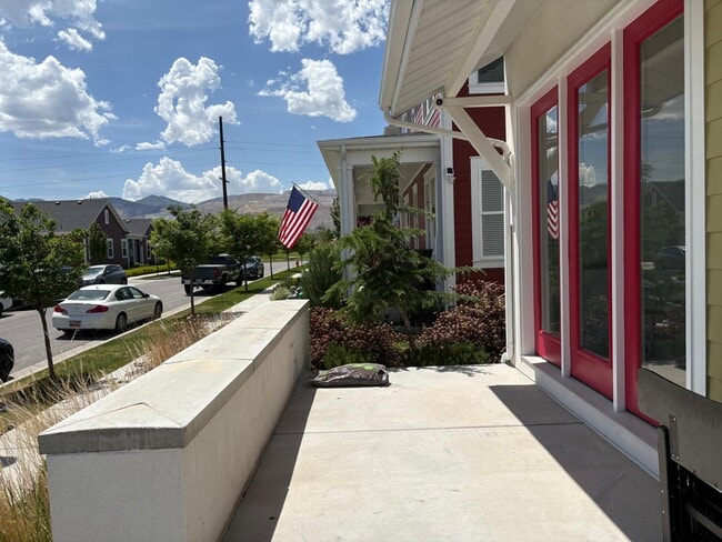 Building Photo - 6354 Upland View Dr