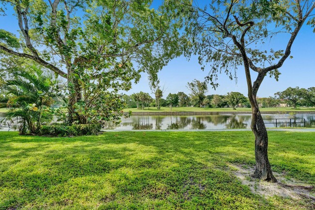 Building Photo - 3750 Inverrary Dr