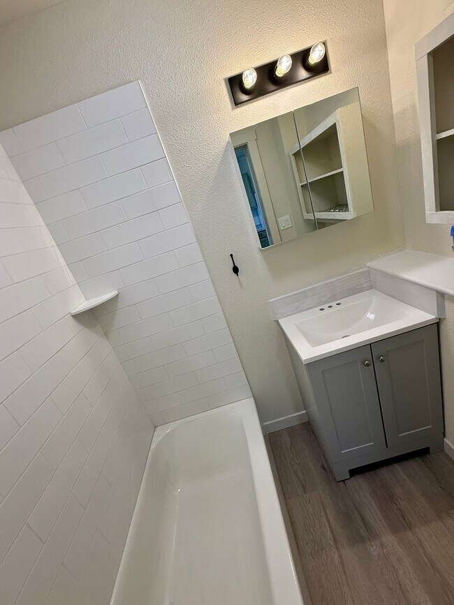 Building Photo - FULLY REMODELED 3 bedroom 1 bath Rental