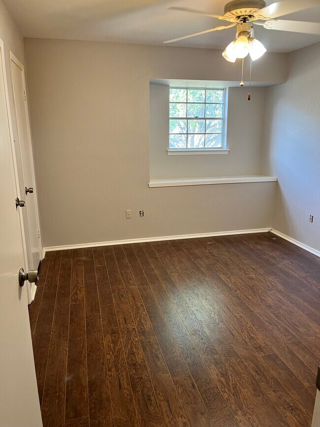 Building Photo - 405 Brenda Dr