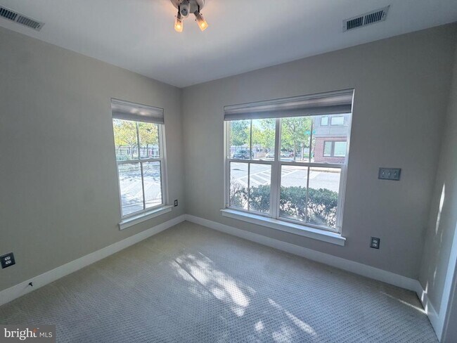 Building Photo - 4560 Longfellow St