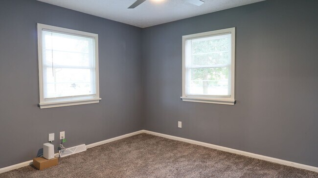 Building Photo - Spacious Modern 4 bedroom, 1 Full Ba, 2 Half bath