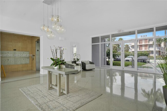 Building Photo - 9381 E Bay Harbor Dr