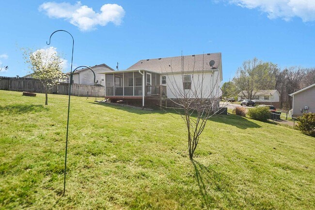 Building Photo - Pet Friendly Three Bedroom!