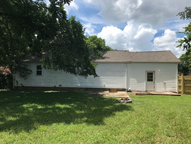 Building Photo - Great 3 Bedroom 2 Full Bath Home in Murfre...