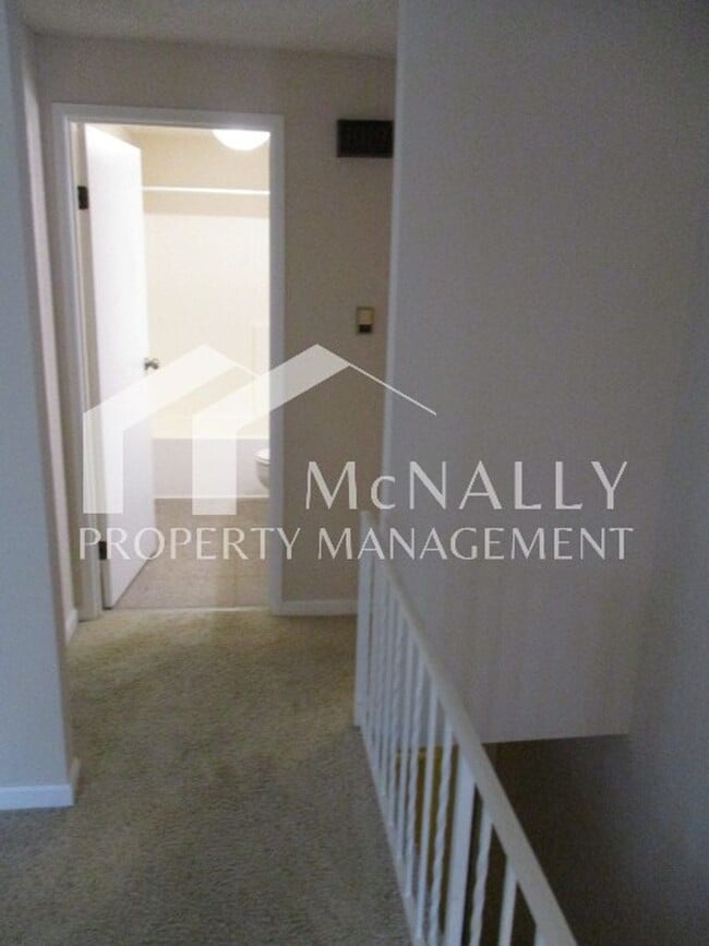 Building Photo - 2 Bedroom, 1.5 Bath Soundview Drive Duplex