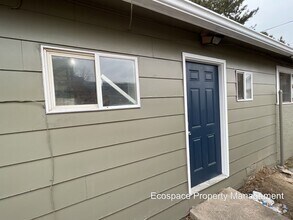 Building Photo - Backside Duplex in Park Hill Available!