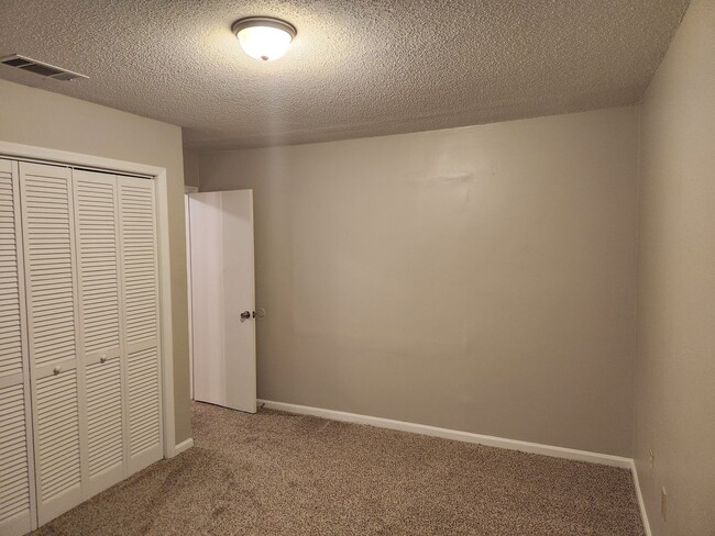 Building Photo - **Available January 1st** 3 Bedroom, 2.5 Bath Town Home