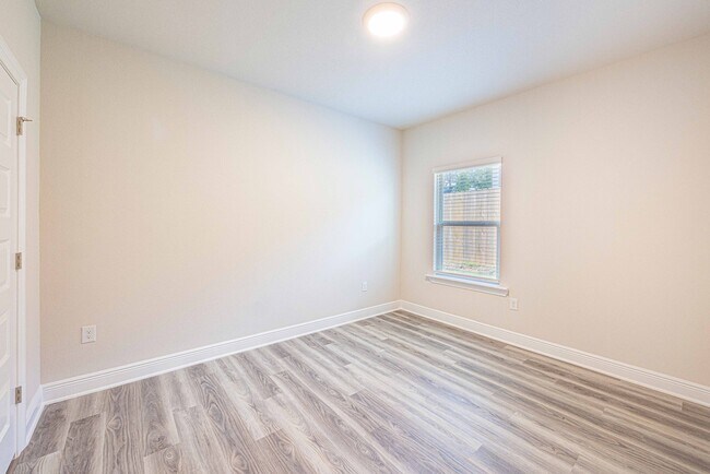 Building Photo - 31543 Lyon Rd