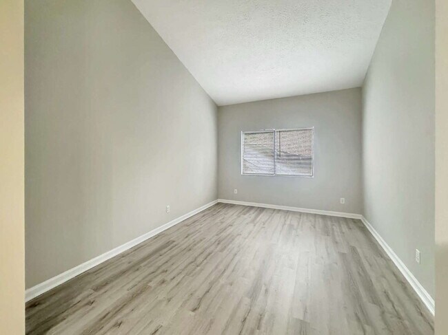 Building Photo - North Hall Duplex Available