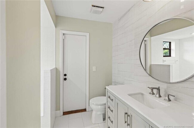 Building Photo - 2385 SW Creekside Dr