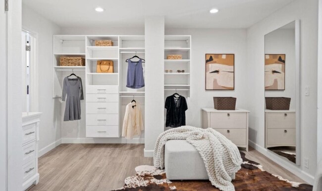 Building Photo - 906 La Barbera Dr