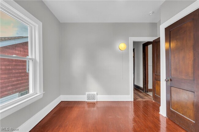 Building Photo - 9002 Rosewood Ave