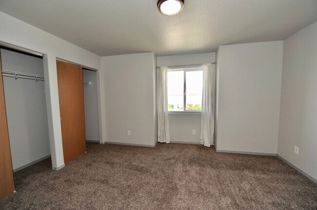 Building Photo - 3 bed 2 bath townhome