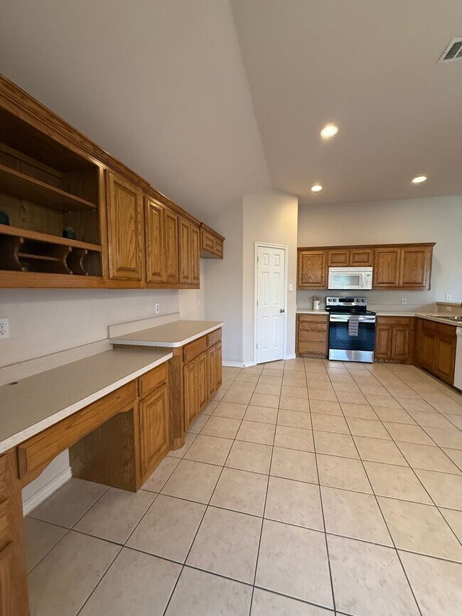 Building Photo - 4/2/2 with Fireplace - Wonderful YARD - Community Pool