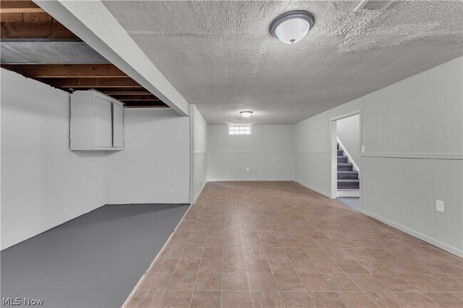 Building Photo - 5535 Oakwood Ave