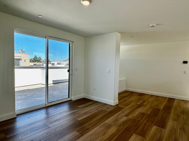 Building Photo - New Luxury Townhouse in Saratoga