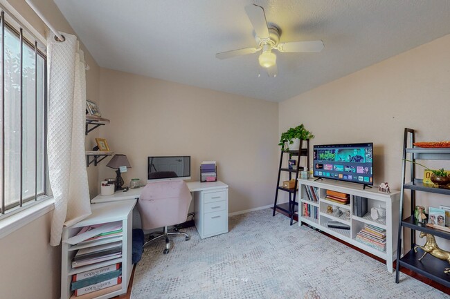 Building Photo - UNSER/LADERA 2 Bedroom  2 Bath  2 car gara...