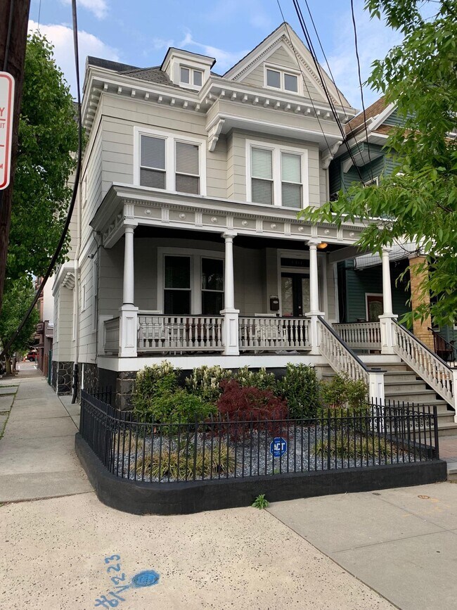 Building Photo - 140 Shippen St