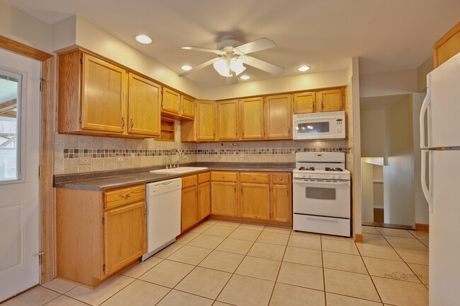 Building Photo - 648 N Greenview Ave