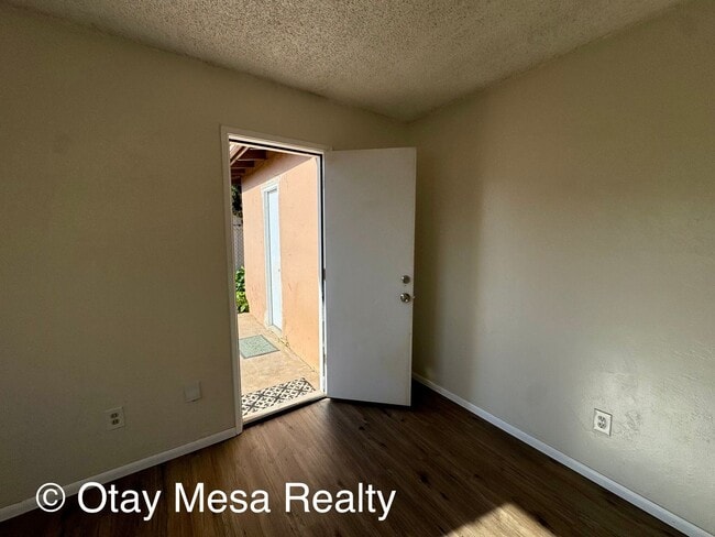 Building Photo - Charming 2-Bedroom Home with Expansive Out...