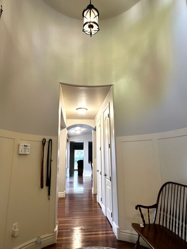 Building Photo - HIGHLY DESIRABLE AND SPACIOUS HOME FULLY EQUIPPED WITH SOLAR PANELS + LANDSCAPING INCLUDED