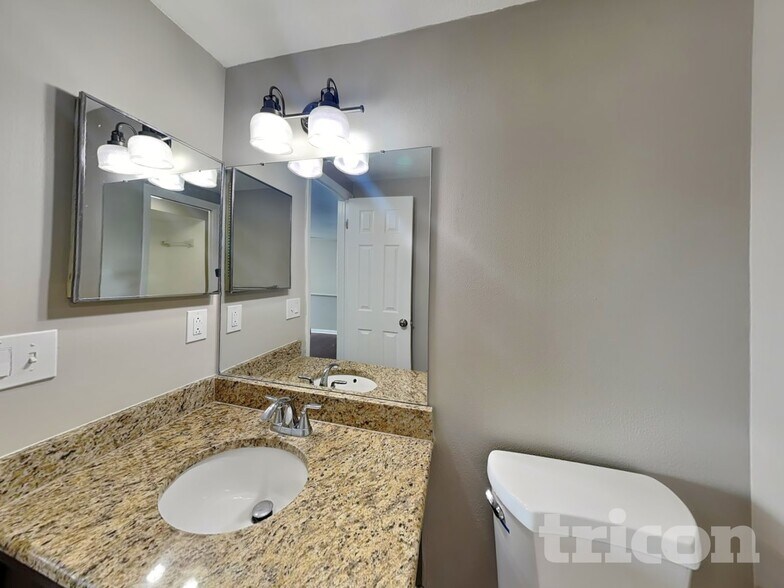 Building Photo - 16511 W Course Dr