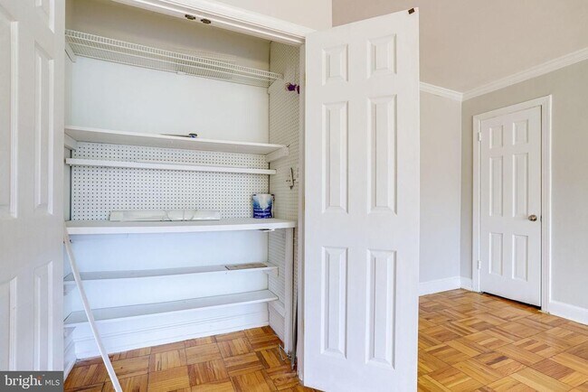 Building Photo - 1716 W Abingdon Dr